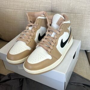 Air Jordan 1 mid women size 7.5